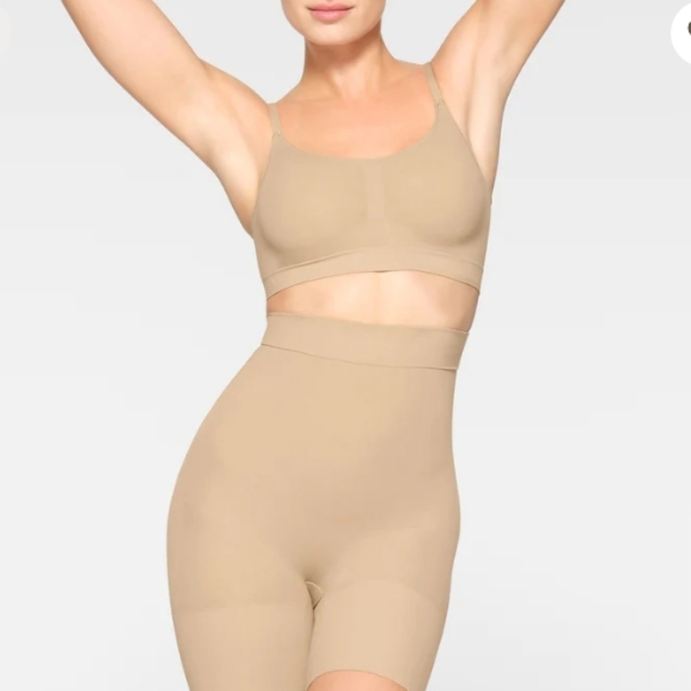 NWOT Skims High Waisted Mid Thigh Short Size Small